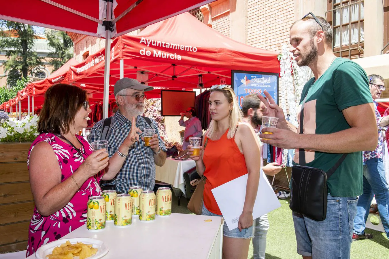 La 'Shopping del Verano' que organiza la Asociación de Comerciantes de Platería y Trapería incluyó este jueves música y degustación de cerveza y patatas fritas en la calle Besabé. 