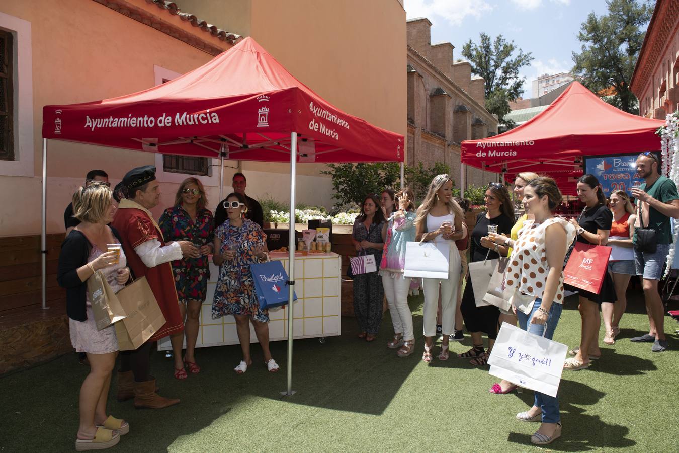 La 'Shopping del Verano' que organiza la Asociación de Comerciantes de Platería y Trapería incluyó este jueves música y degustación de cerveza y patatas fritas en la calle Besabé. 