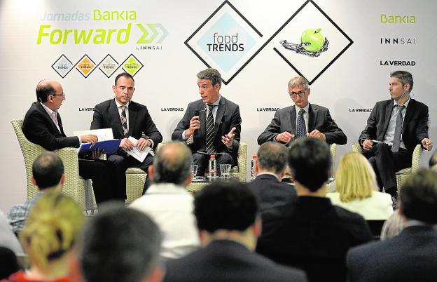 El periodista de 'La Verdad' Manuel Buitrago; el director ejecutivo de Zukán, Marcos Sáez; el director del Centro de Empresas de Bankia en Murcia, Francisco Javier León Sánchez; el director de I+D de AMC Innova, Sergio Streitenberger; y el director de Zabala Innovation Consulting, Sergio Girbés, en la mesa de debate del evento. 