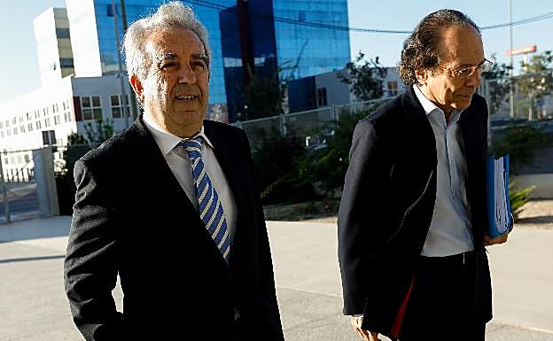 EL exconsejero Antonio Cerdá, al acudir al juzgado para prestar declaración, junto al letrado Aurelio Llanes.