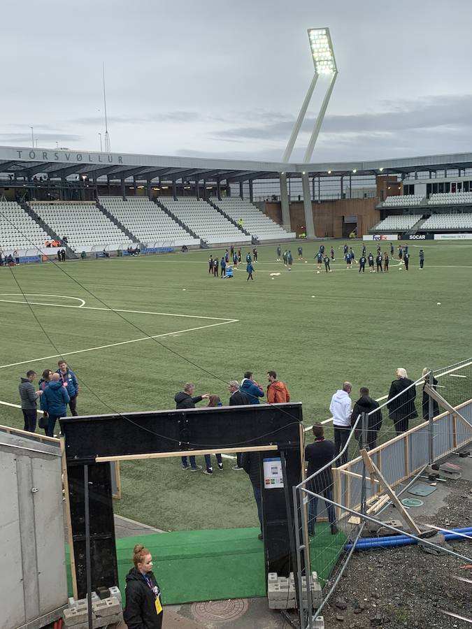 La selección española tratará de seguir encarrilando su clasificación para la Eurocopa 2020 en este modesto estadio sin una grada de la capital del archipiélago autónomo que forma parte del Reino de Dinamarca