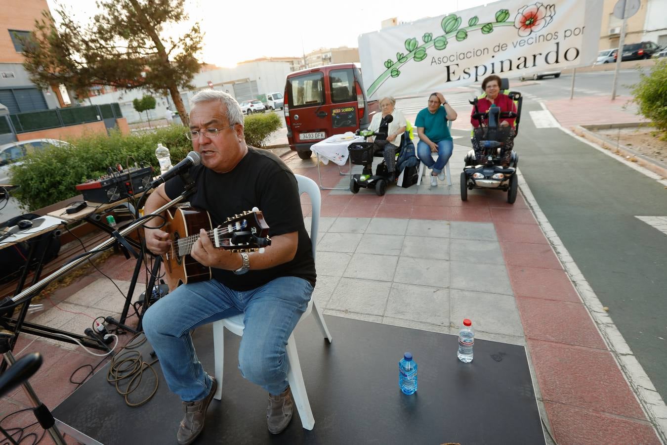 El Paseo Marqués de Espinardo, más conocido como la rambla, sigue siendo lugar de encuentro y reivindicación vecinal cada jueves. Esta semana, la reunión estuvo amenizada por el cantautor José Antonio Abellán y, con tal motivo, se colocaron más de 200 sillas para el público. 