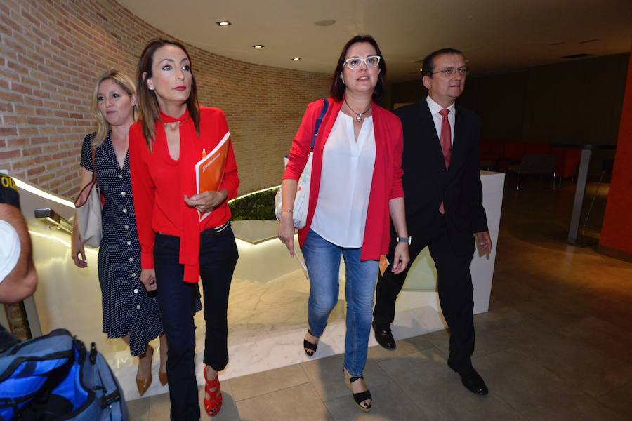 «Es un buen paso para empezar», señala Isabel Franco ante la oferta lanzada por el candidato del PSOE en la primera reunión entre ambos partidos