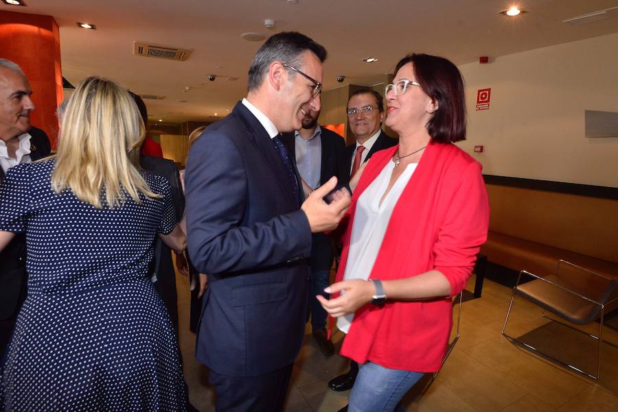 «Es un buen paso para empezar», señala Isabel Franco ante la oferta lanzada por el candidato del PSOE en la primera reunión entre ambos partidos