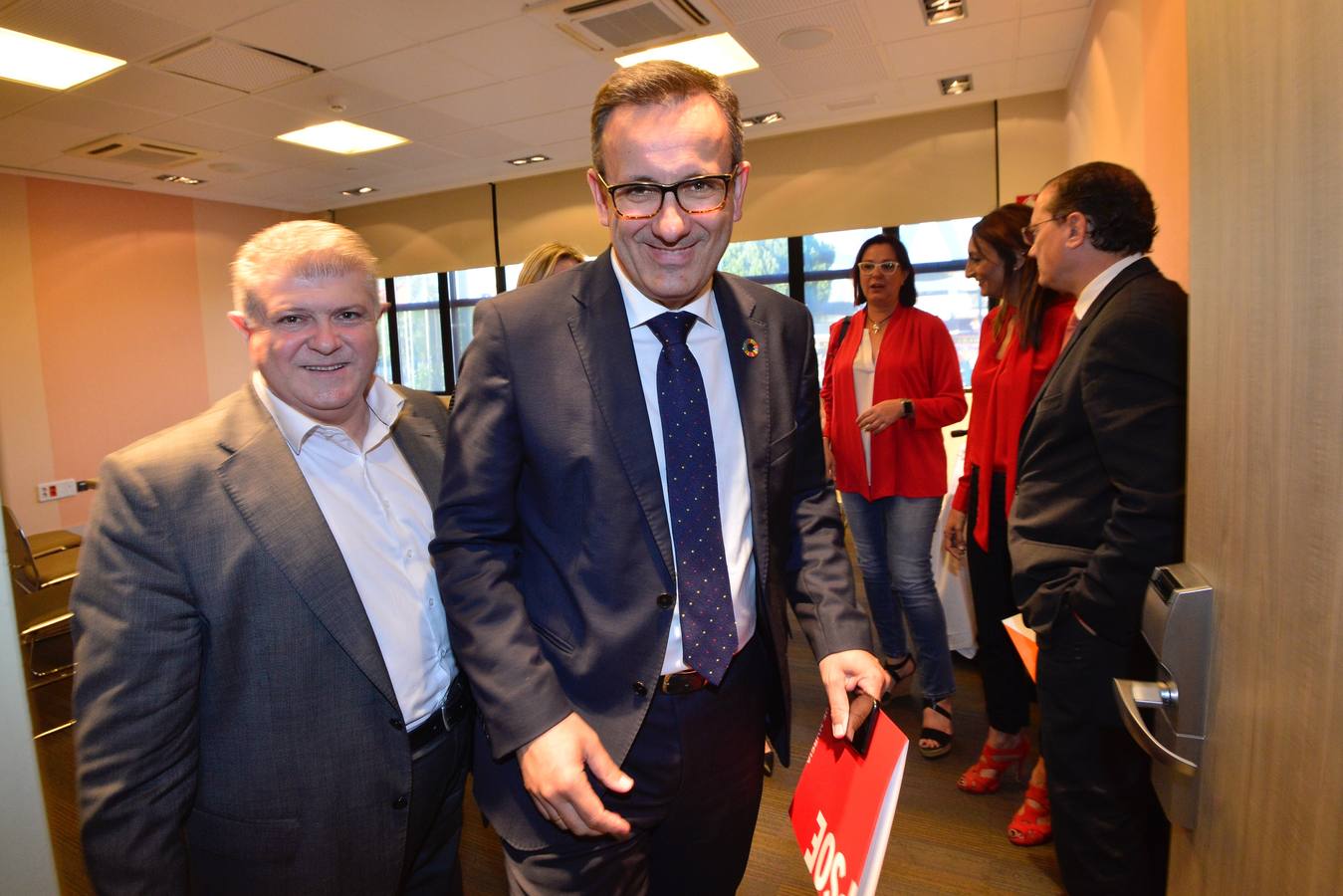 «Es un buen paso para empezar», señala Isabel Franco ante la oferta lanzada por el candidato del PSOE en la primera reunión entre ambos partidos