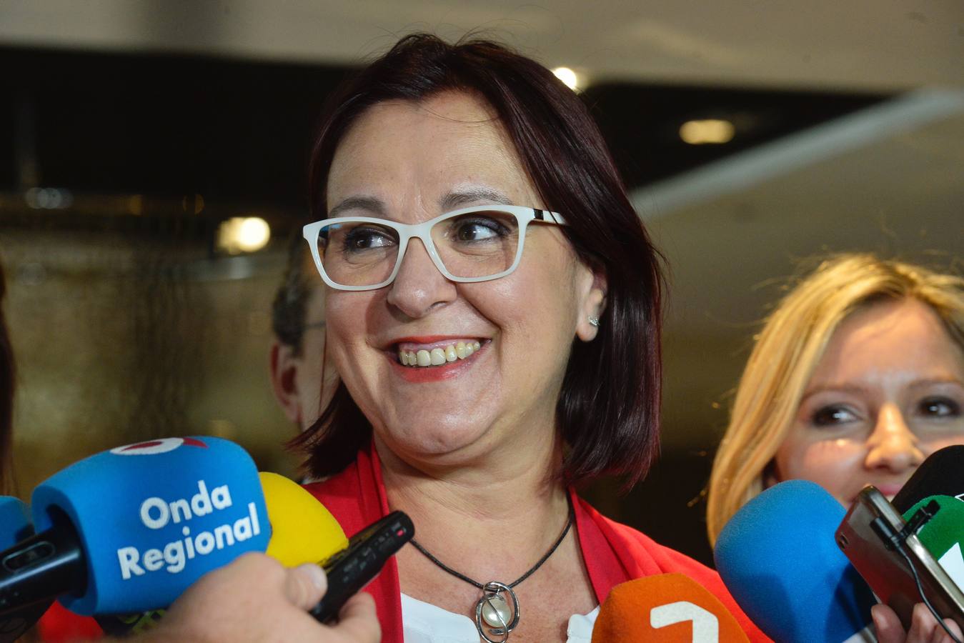 «Es un buen paso para empezar», señala Isabel Franco ante la oferta lanzada por el candidato del PSOE en la primera reunión entre ambos partidos