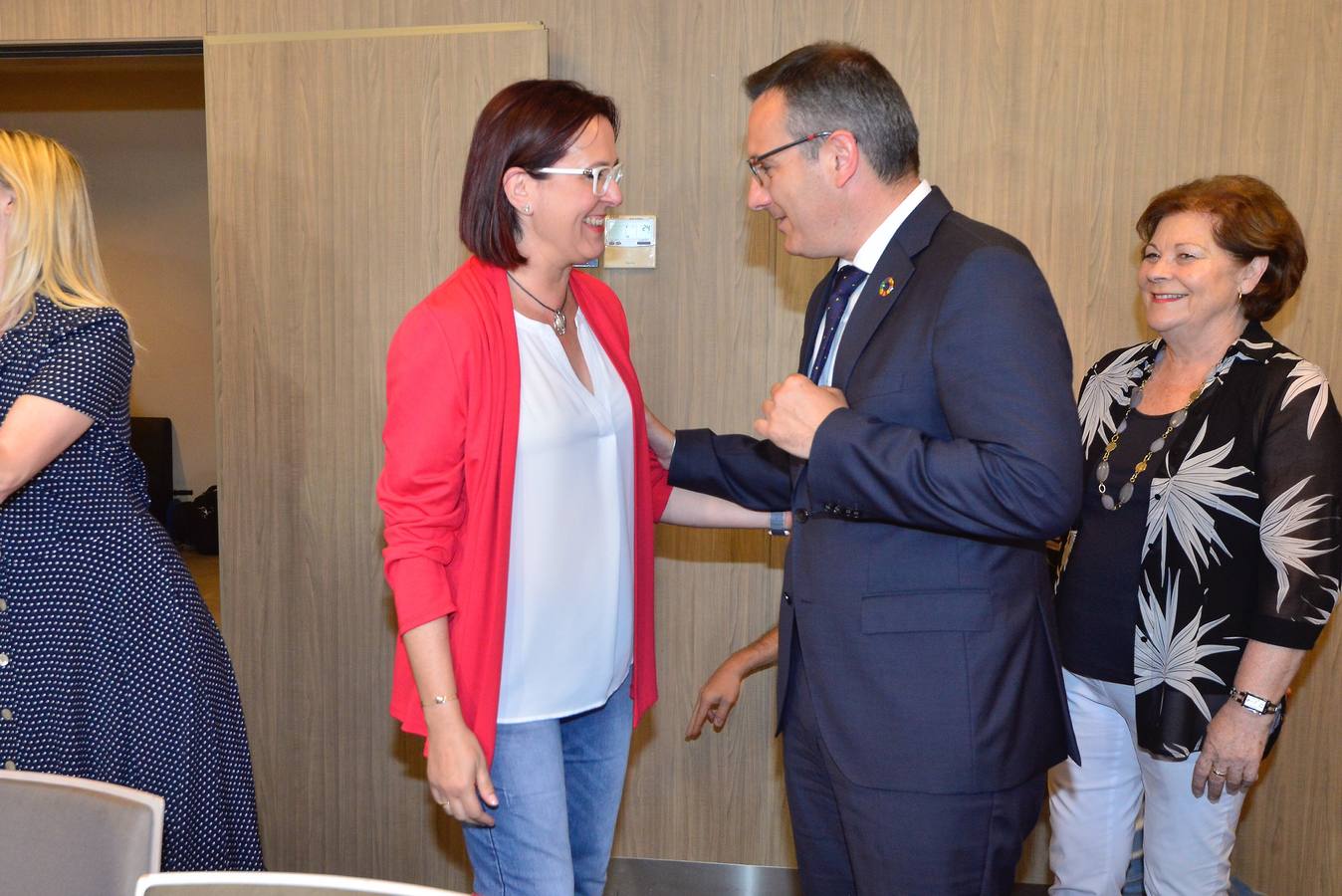 «Es un buen paso para empezar», señala Isabel Franco ante la oferta lanzada por el candidato del PSOE en la primera reunión entre ambos partidos