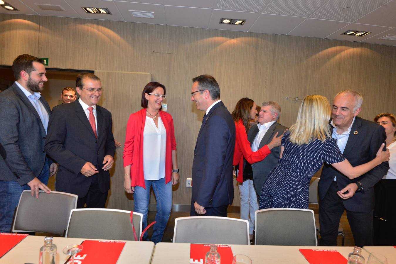 «Es un buen paso para empezar», señala Isabel Franco ante la oferta lanzada por el candidato del PSOE en la primera reunión entre ambos partidos