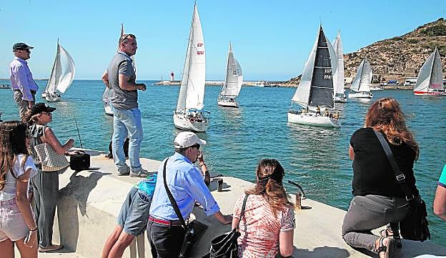 Un grupo de personas sigue el inicio de la regata, ayer, desde el Faro de Navidad. 