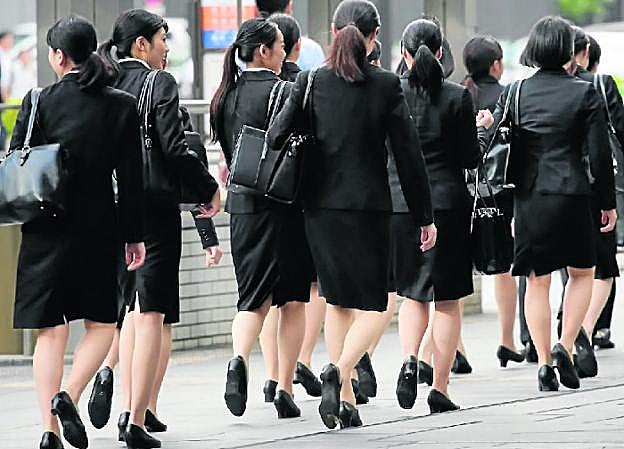 Las mujeres japonesas están obligadas a acudir al trabajo con falda y zapatos de tacón. 
