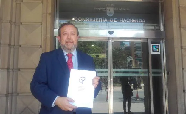 El decano del Colegio de Periodistas de la Región de Murcia, Juan Antonio de Heras, presenta las alegaciones.