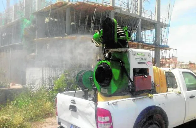 Labores de fumigación de la estructura de un edificio en obras, esta primavera. 