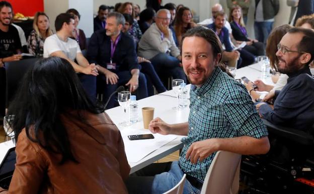 Pablo Iglesias, en la reunión del Consejo Ciudadano Estatal celebrado este sábado. Al fondo, Óscar Urralburu. 