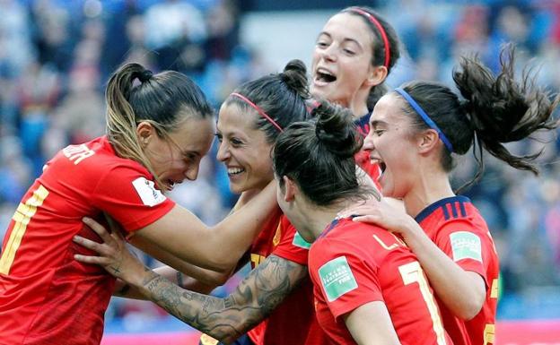 Las jugadoras de la selección española de fútbol celebran el segundo gol marcado por Jennifer Hermoso .