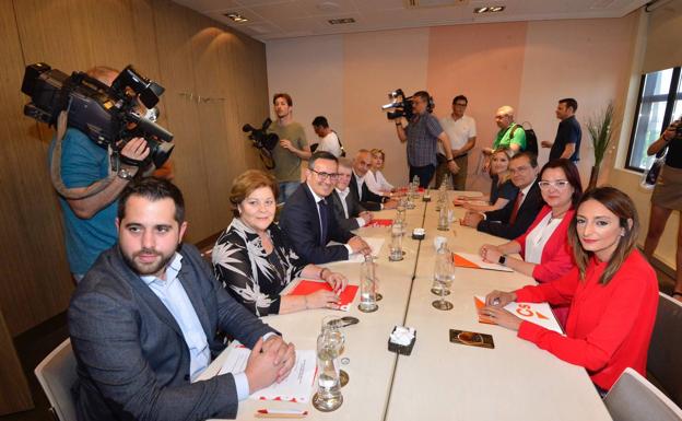 Jordi Arce, Teresa Rosique, Diego Conesa, José Vélez, Martínez Baños y Carmina Fernández, cara a cara con Valle Miguélez, Isabel Franco, Garaulet y Martínez Vidal. 