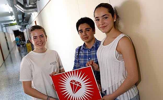 África Guirao, Aarón Ruiz y Loreto Sánchez en el IES Alfonso X. 