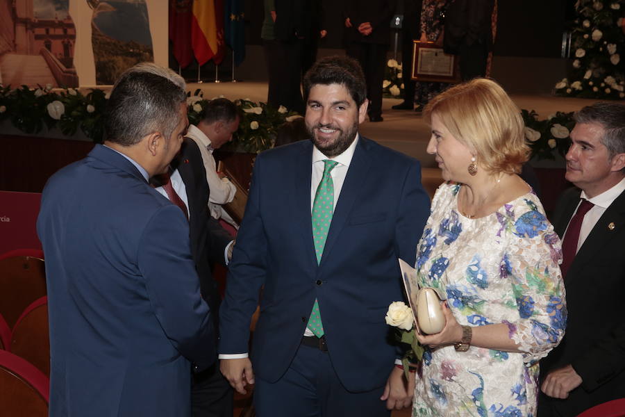 El acto institucional estuvo marcado por las negociaciones para los pactos en la Comunidad y en varios ayuntamientos de la Región