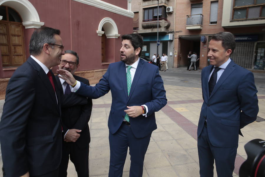 El acto institucional estuvo marcado por las negociaciones para los pactos en la Comunidad y en varios ayuntamientos de la Región