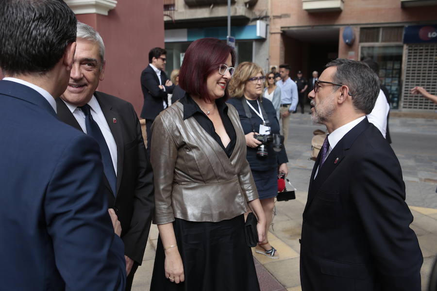 El acto institucional estuvo marcado por las negociaciones para los pactos en la Comunidad y en varios ayuntamientos de la Región