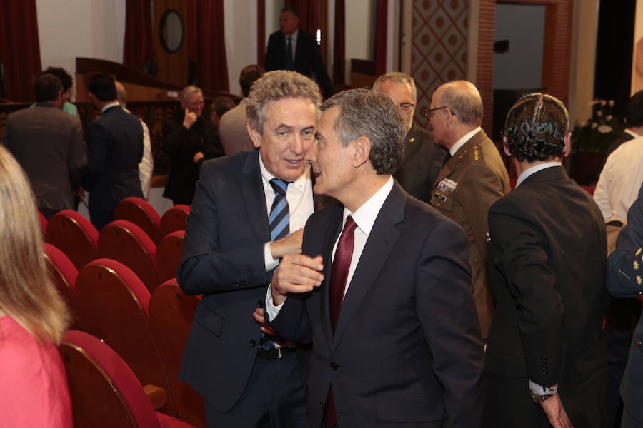 El acto institucional estuvo marcado por las negociaciones para los pactos en la Comunidad y en varios ayuntamientos de la Región