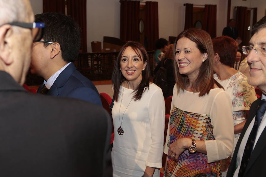 El acto institucional estuvo marcado por las negociaciones para los pactos en la Comunidad y en varios ayuntamientos de la Región