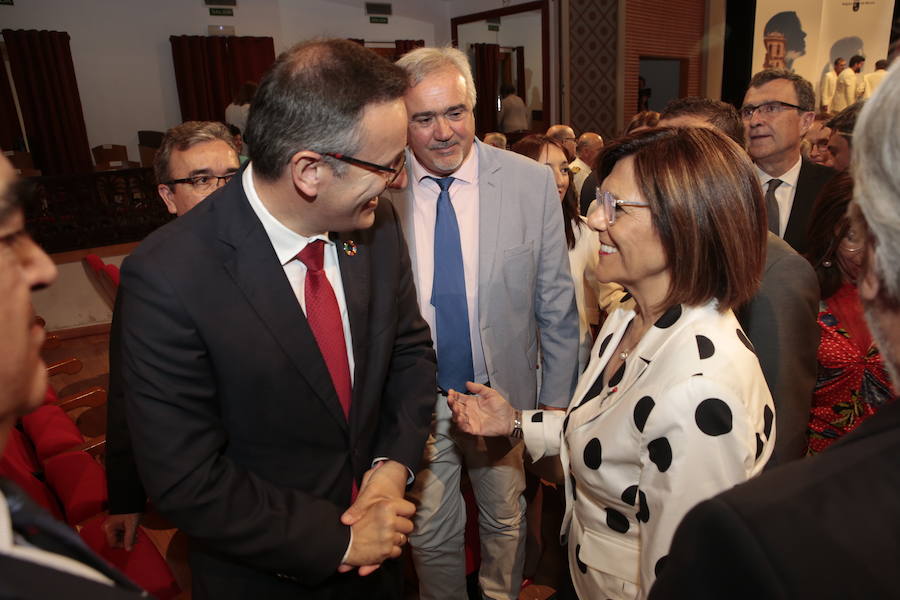 El acto institucional estuvo marcado por las negociaciones para los pactos en la Comunidad y en varios ayuntamientos de la Región