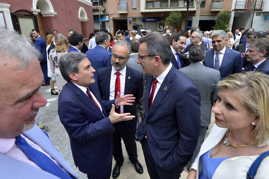 El acto institucional estuvo marcado por las negociaciones para los pactos en la Comunidad y en varios ayuntamientos de la Región