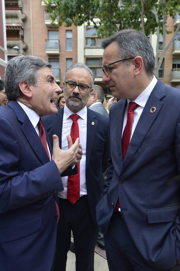 El acto institucional estuvo marcado por las negociaciones para los pactos en la Comunidad y en varios ayuntamientos de la Región