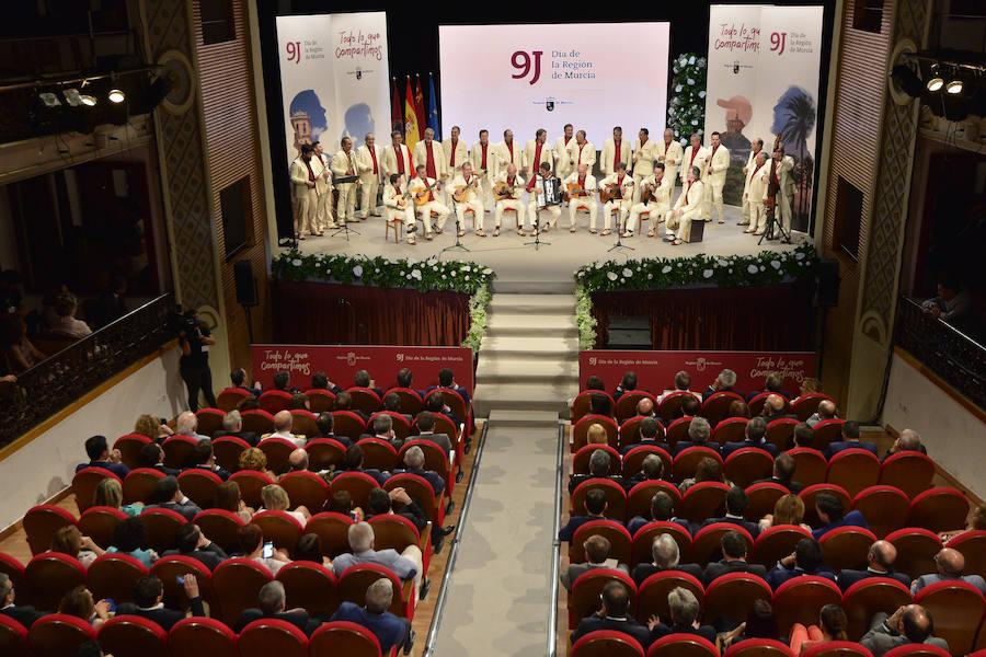 El acto institucional estuvo marcado por las negociaciones para los pactos en la Comunidad y en varios ayuntamientos de la Región