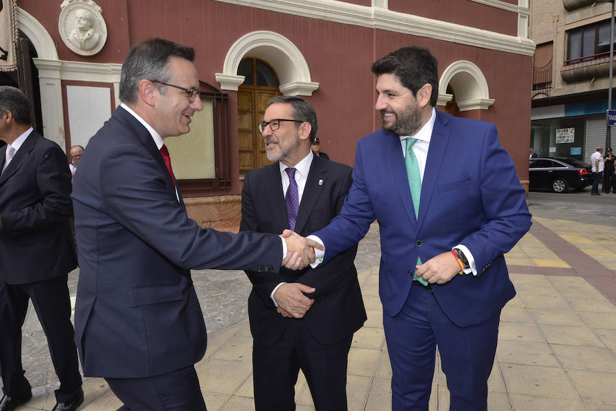 El acto institucional estuvo marcado por las negociaciones para los pactos en la Comunidad y en varios ayuntamientos de la Región