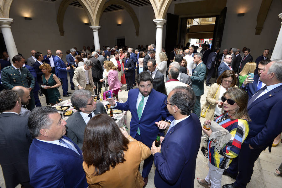 El acto institucional estuvo marcado por las negociaciones para los pactos en la Comunidad y en varios ayuntamientos de la Región