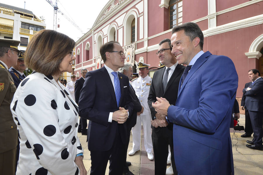 El acto institucional estuvo marcado por las negociaciones para los pactos en la Comunidad y en varios ayuntamientos de la Región