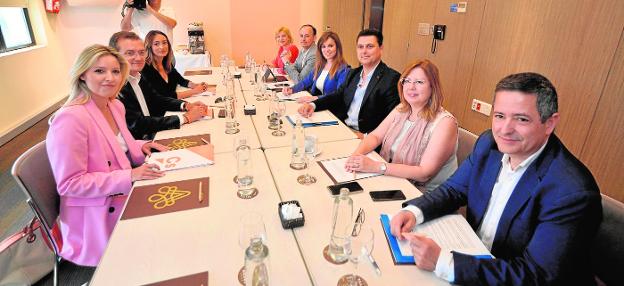 Los comités negociadores de Ciudadanos y PP, antes de iniciar su segunda reunión oficial, que tuvo lugar ayer. 