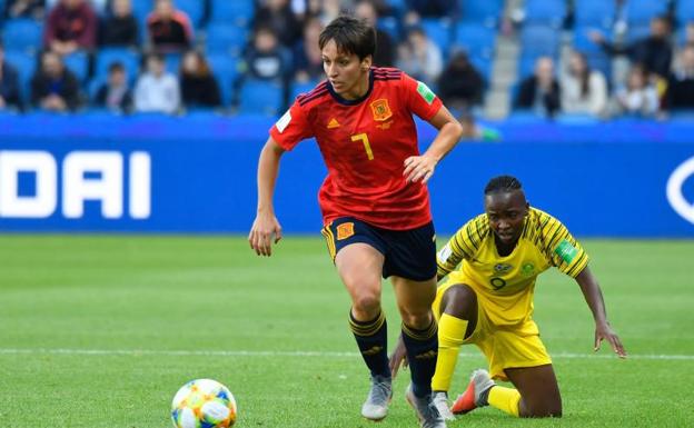 Marta Corredera (i) avanza con el balón ante a mirada de Amanda Mthandi (d).