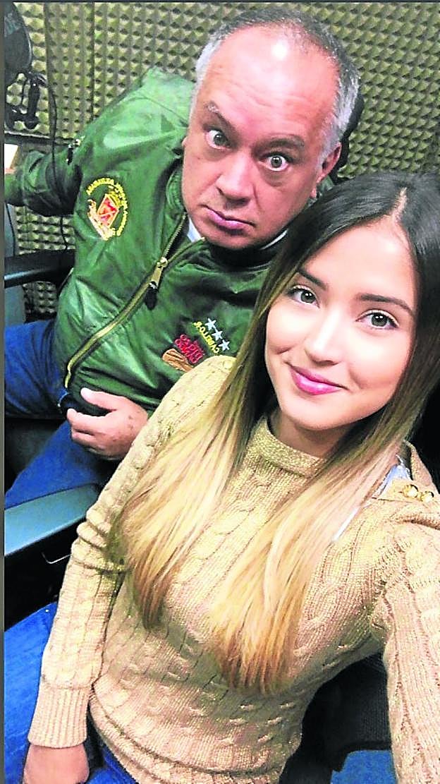 Daniela Cabello con su padre, el hombre fuerte de Nicolás Maduro. A la derecha, la novia y su ya marido, Omar Acedo, en un selfi. :: twitterinstagram