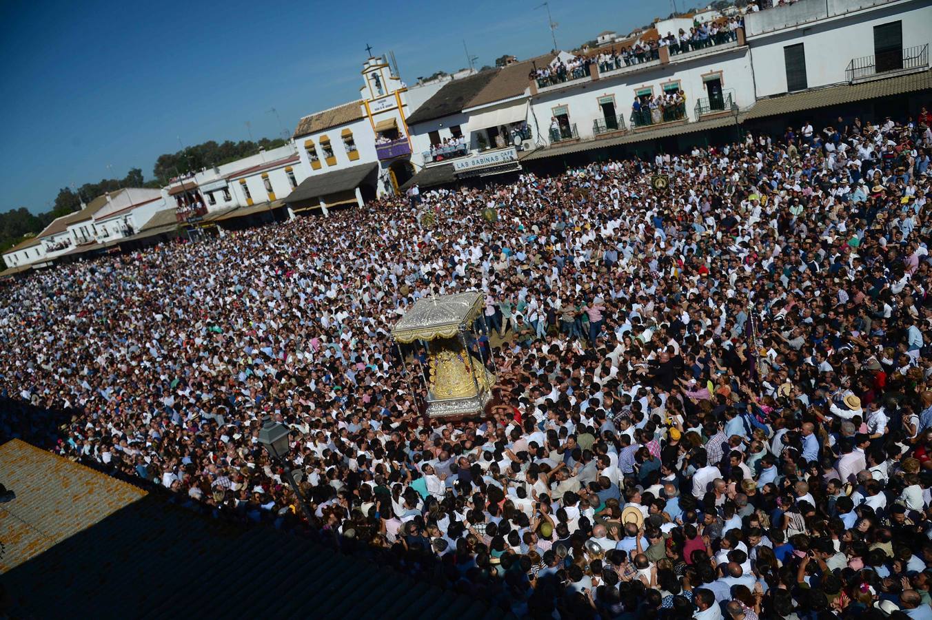 Cientos de personas participan en la romería de Pentecostés 2019, donde los peregrinos surcan los caminos hacia la aldea almonteña de El Rocío (Huelva) para honrar a la Virgen del Rocío.