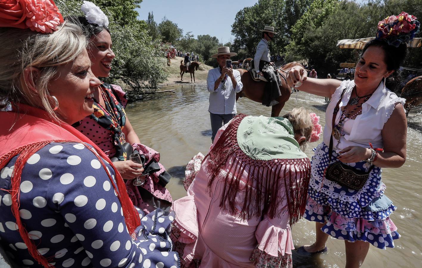Cientos de personas participan en la romería de Pentecostés 2019, donde los peregrinos surcan los caminos hacia la aldea almonteña de El Rocío (Huelva) para honrar a la Virgen del Rocío.