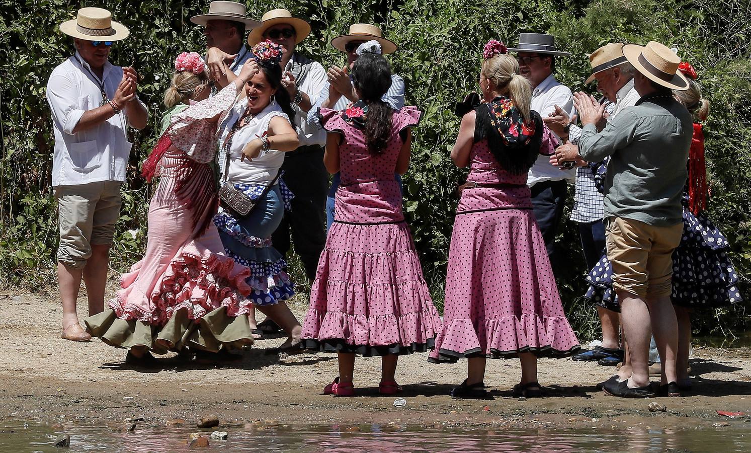 Cientos de personas participan en la romería de Pentecostés 2019, donde los peregrinos surcan los caminos hacia la aldea almonteña de El Rocío (Huelva) para honrar a la Virgen del Rocío.