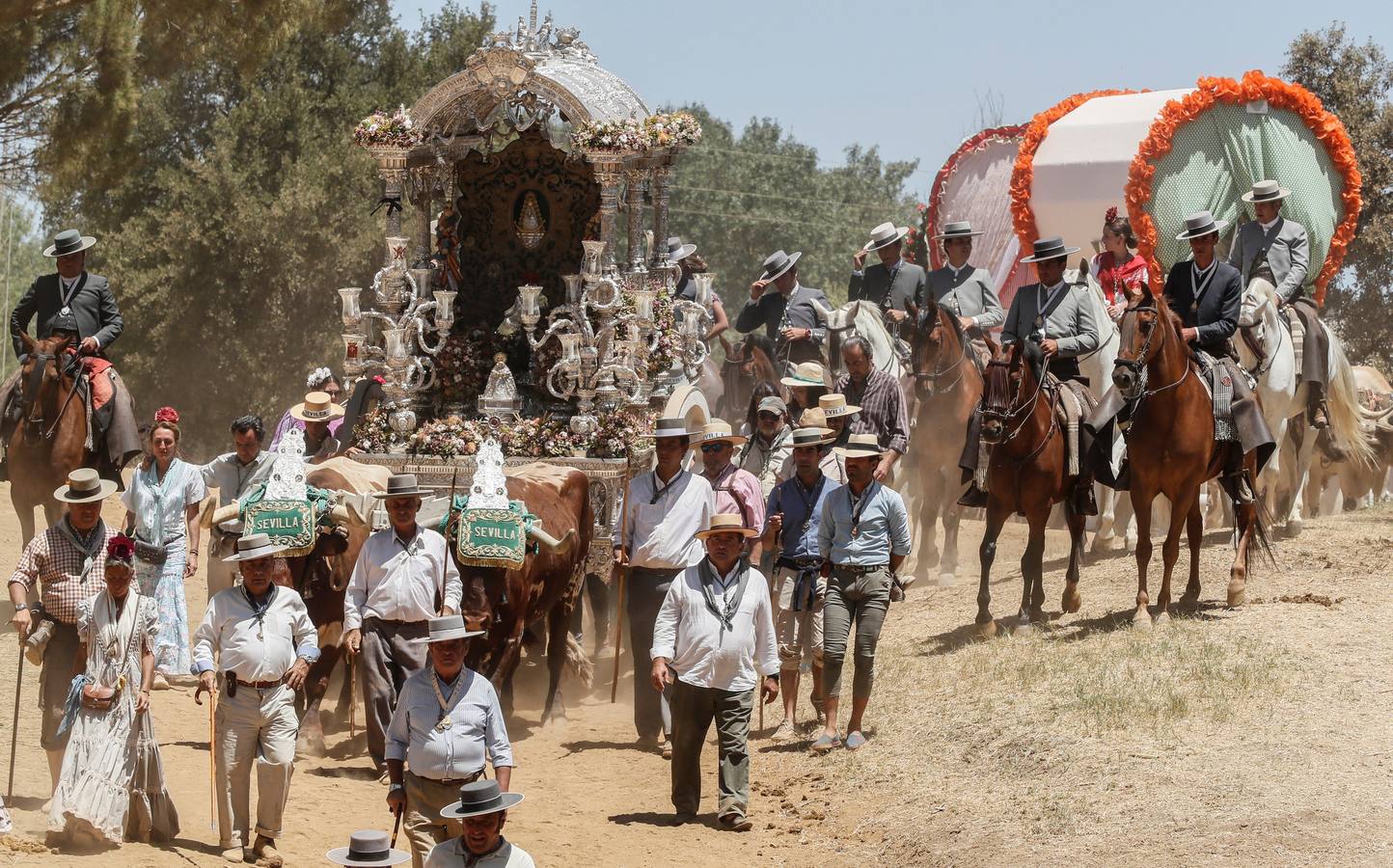 Cientos de personas participan en la romería de Pentecostés 2019, donde los peregrinos surcan los caminos hacia la aldea almonteña de El Rocío (Huelva) para honrar a la Virgen del Rocío.