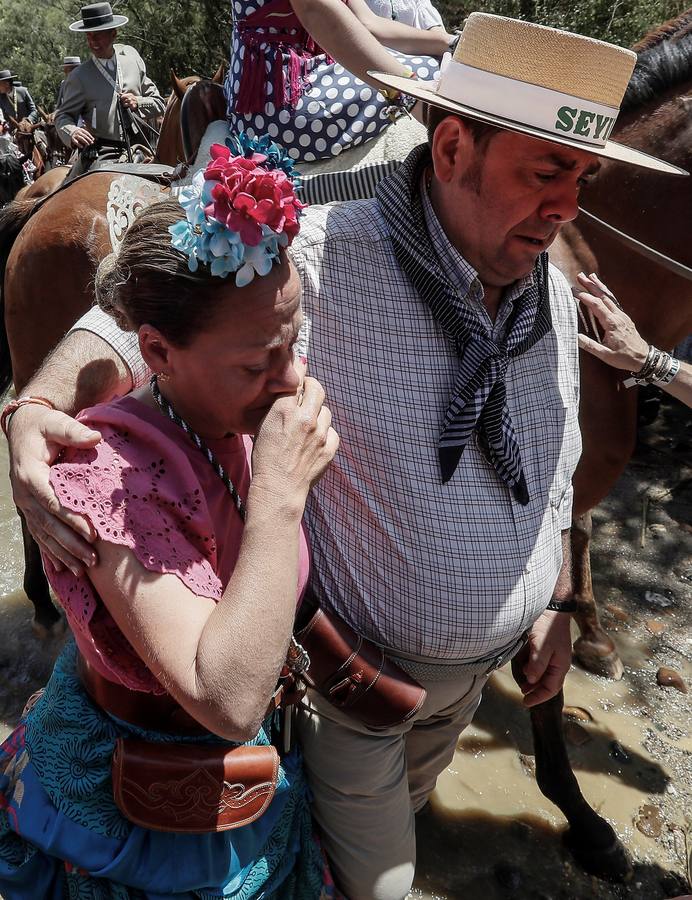Cientos de personas participan en la romería de Pentecostés 2019, donde los peregrinos surcan los caminos hacia la aldea almonteña de El Rocío (Huelva) para honrar a la Virgen del Rocío.