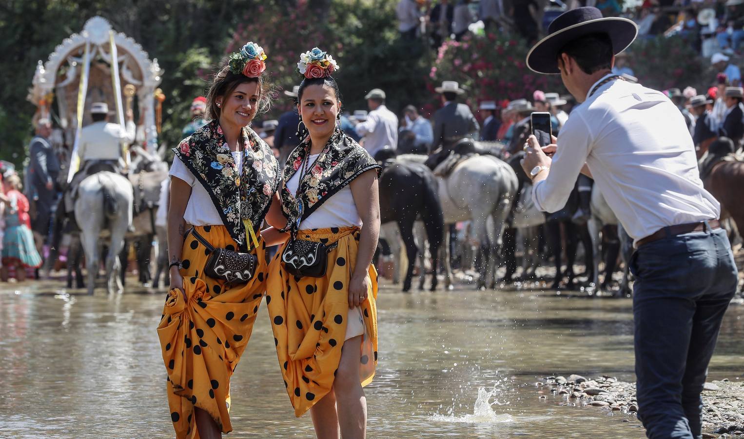 Cientos de personas participan en la romería de Pentecostés 2019, donde los peregrinos surcan los caminos hacia la aldea almonteña de El Rocío (Huelva) para honrar a la Virgen del Rocío.