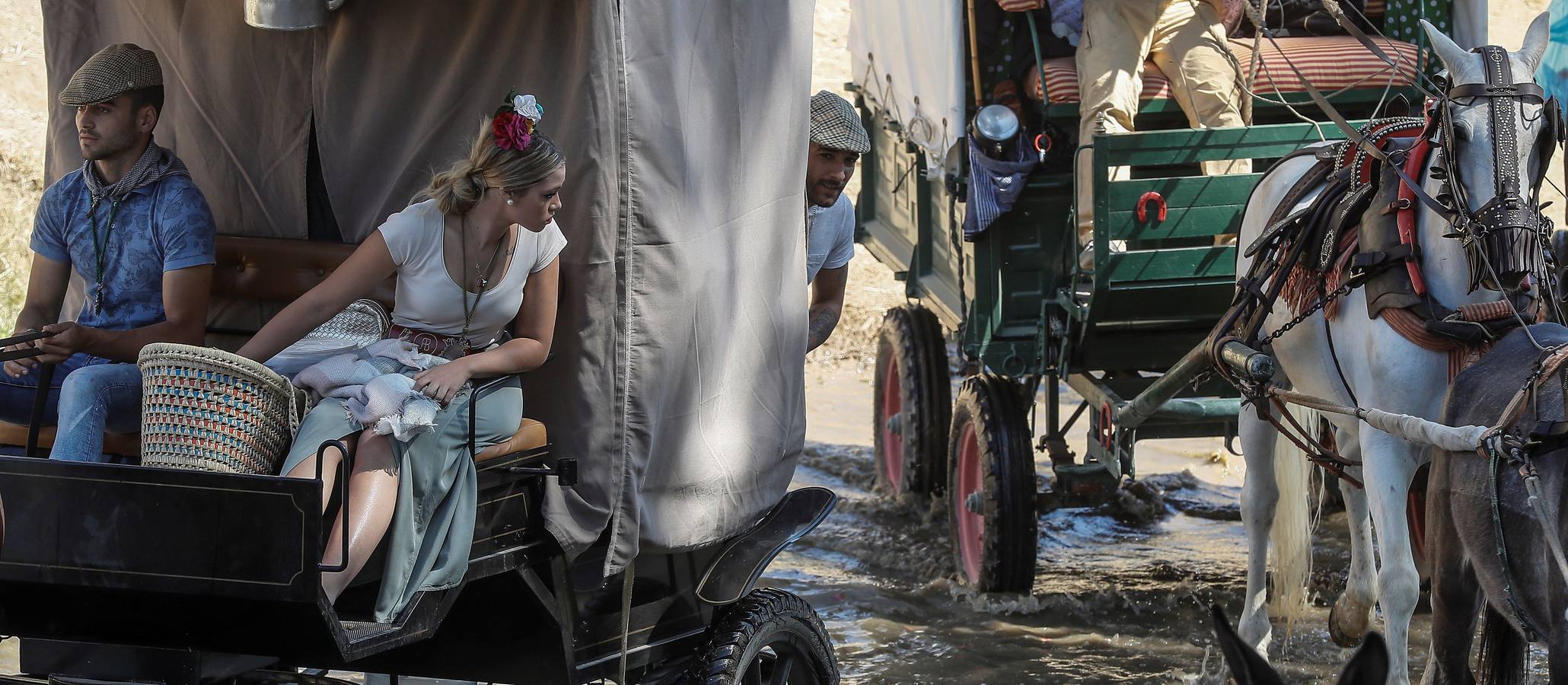 Cientos de personas participan en la romería de Pentecostés 2019, donde los peregrinos surcan los caminos hacia la aldea almonteña de El Rocío (Huelva) para honrar a la Virgen del Rocío.