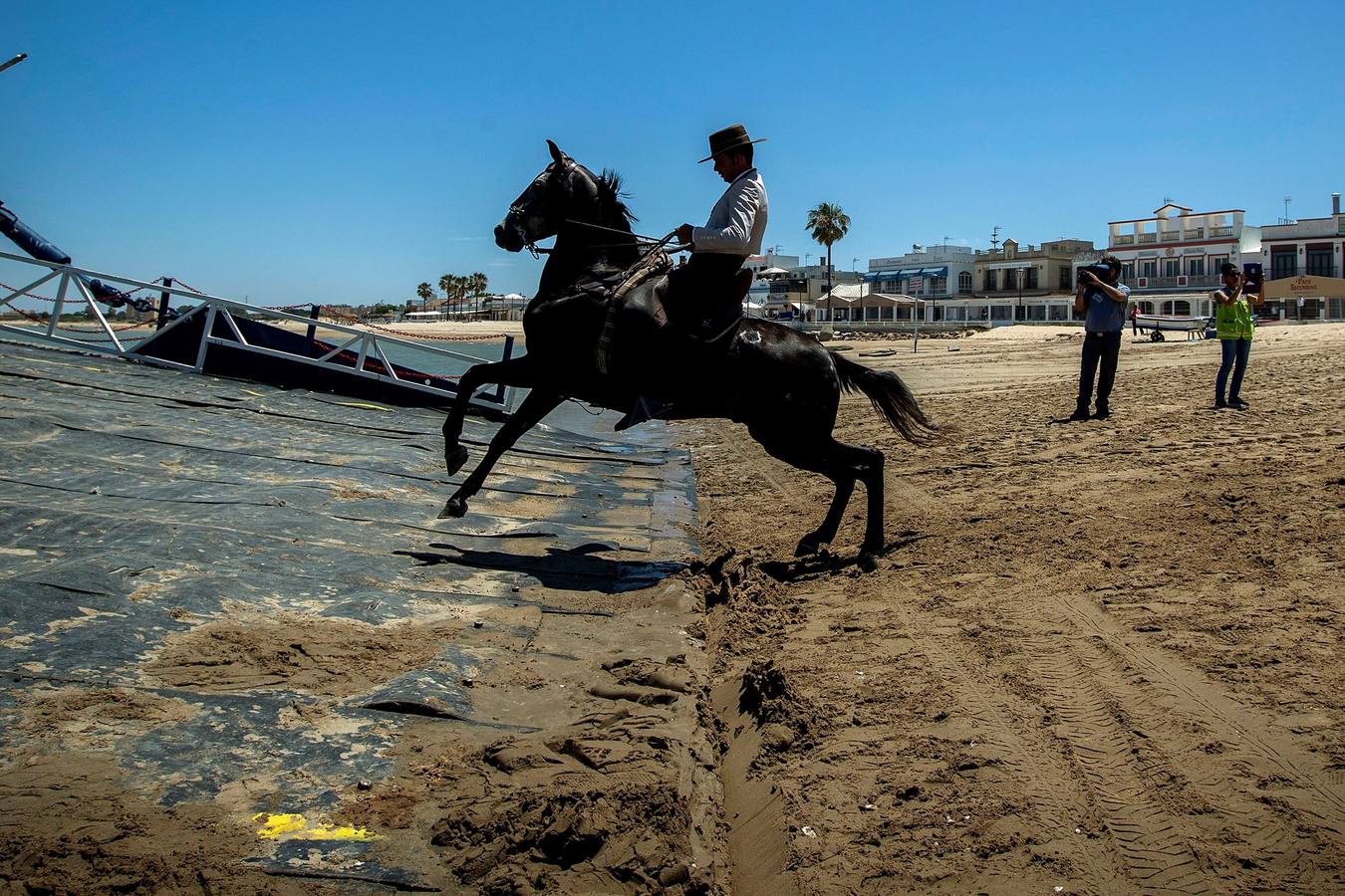 Cientos de personas participan en la romería de Pentecostés 2019, donde los peregrinos surcan los caminos hacia la aldea almonteña de El Rocío (Huelva) para honrar a la Virgen del Rocío.