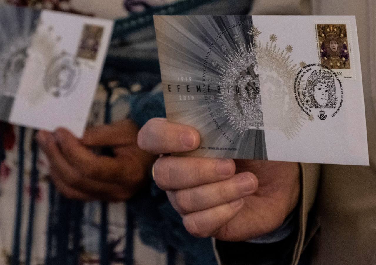 Cientos de personas participan en la romería de Pentecostés 2019, donde los peregrinos surcan los caminos hacia la aldea almonteña de El Rocío (Huelva) para honrar a la Virgen del Rocío.