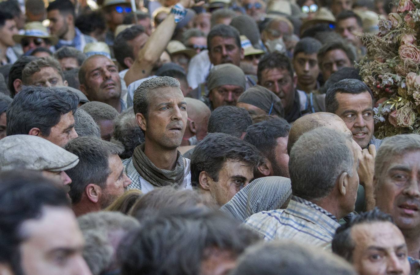 Cientos de personas participan en la romería de Pentecostés 2019, donde los peregrinos surcan los caminos hacia la aldea almonteña de El Rocío (Huelva) para honrar a la Virgen del Rocío.