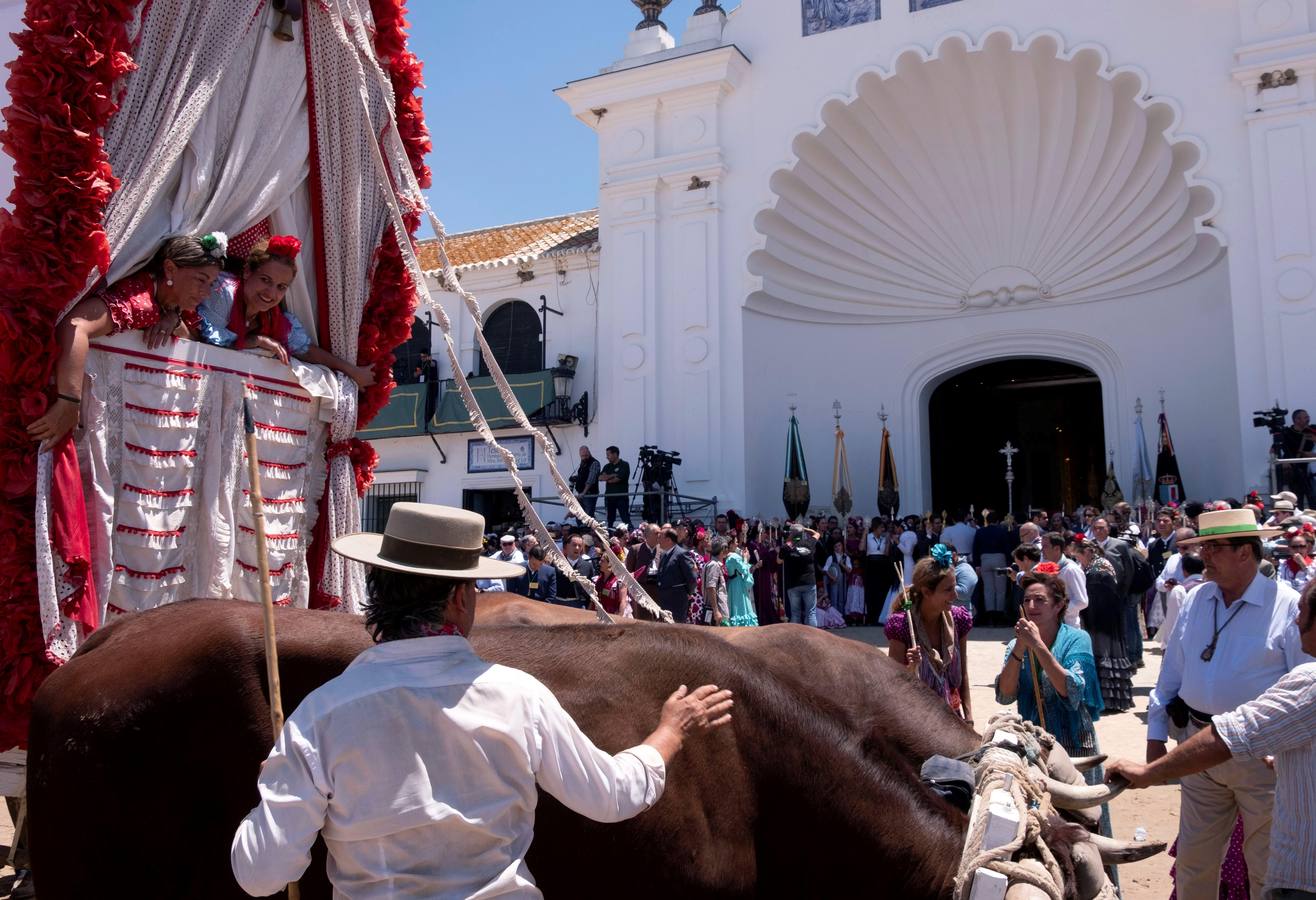 Cientos de personas participan en la romería de Pentecostés 2019, donde los peregrinos surcan los caminos hacia la aldea almonteña de El Rocío (Huelva) para honrar a la Virgen del Rocío.
