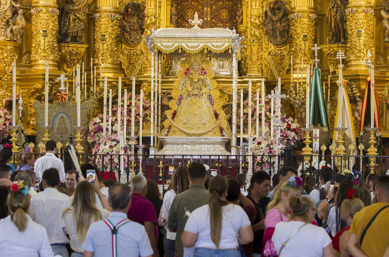Cientos de personas participan en la romería de Pentecostés 2019, donde los peregrinos surcan los caminos hacia la aldea almonteña de El Rocío (Huelva) para honrar a la Virgen del Rocío.