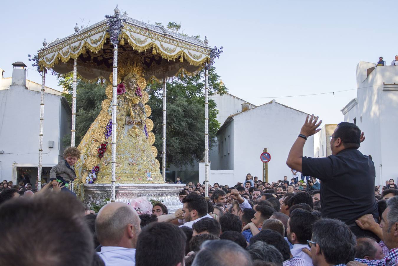 Cientos de personas participan en la romería de Pentecostés 2019, donde los peregrinos surcan los caminos hacia la aldea almonteña de El Rocío (Huelva) para honrar a la Virgen del Rocío.
