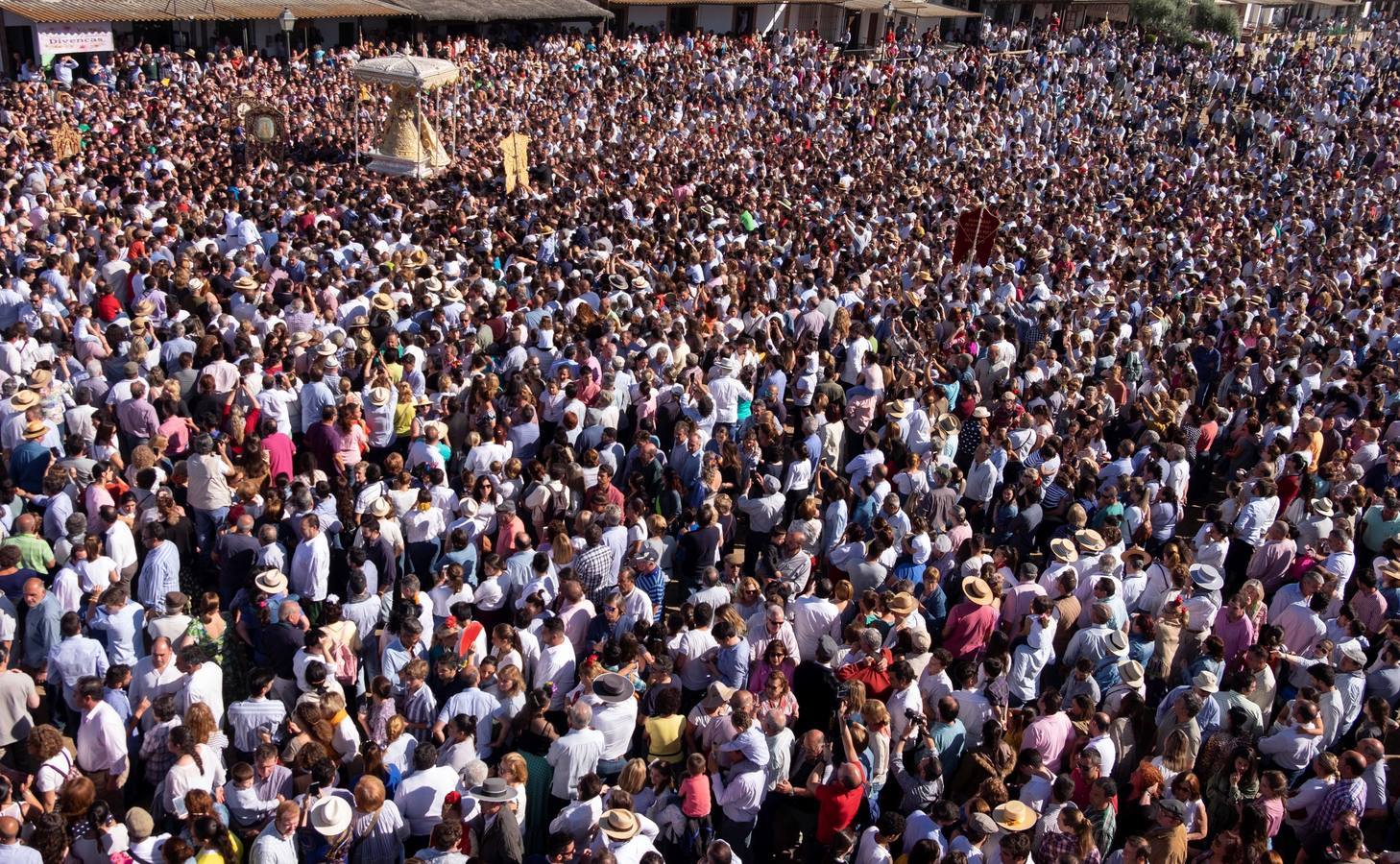 Cientos de personas participan en la romería de Pentecostés 2019, donde los peregrinos surcan los caminos hacia la aldea almonteña de El Rocío (Huelva) para honrar a la Virgen del Rocío.
