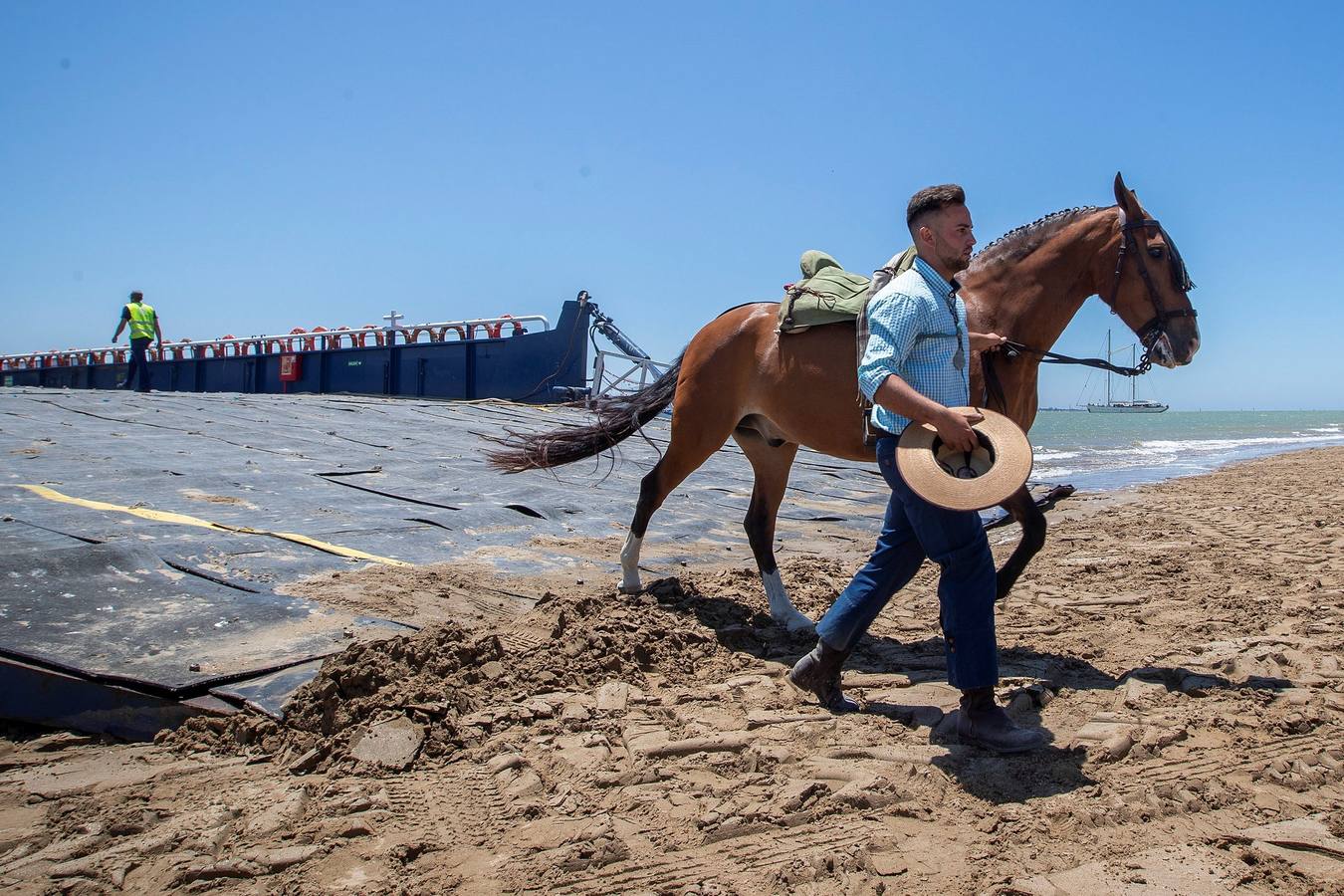 Cientos de personas participan en la romería de Pentecostés 2019, donde los peregrinos surcan los caminos hacia la aldea almonteña de El Rocío (Huelva) para honrar a la Virgen del Rocío.
